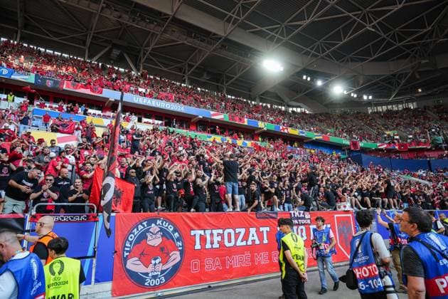 GER, Euro 2024, Group B, Albanien (ALB) vs Spanien (ESP) 24.06.2024, Düsseldorf Arena (Merkur Spiel-Arena), Düsseldorf Duesseldorf, GER, Euro 2024, Group B, Albanien (ALB) vs Spanien (ESP) Im Bild: Fans von Albanien Albania ALB klatschen, singen feiern vor dem Spiel