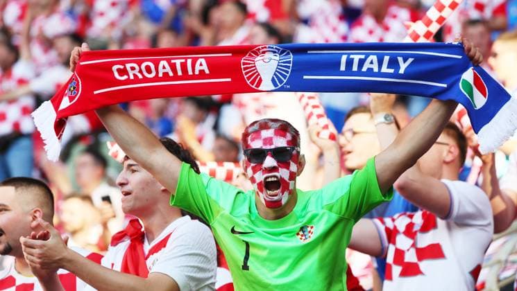 Sport Bilder des Tages Kroatien - Italien UEFA EURO, EM, Europameisterschaft,Fussball 2024 Leipzig, 24.06.2024, Leipzig Stadium, Fußball, UEFA EURO 2024 Germany , Gruppe B, Vorrunde , Kroatien CRO vs. Italien ITA , Im Bild: Fans von Kroatien. , Nur für journalistische Zwecke. Only for editorial use! , UEFA Êregulations prohibit any use of photographs as image sequences and or quasi-video. ,