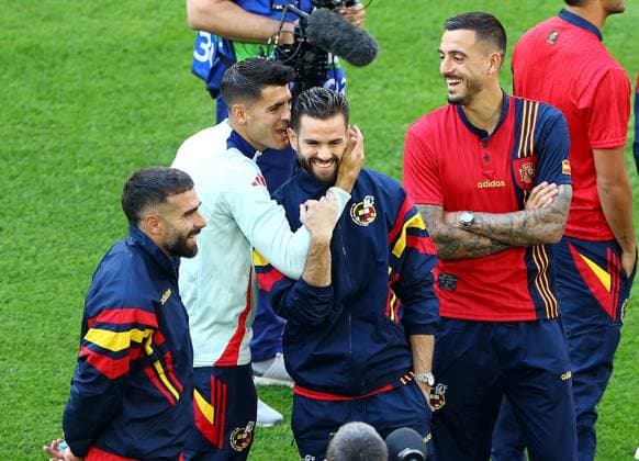 Ãlvaro Morata of Spain tells a joke to Nacho Fernandez of Spain ahead of the game Albania v Spain, UEFA European Championship, EM, Europameisterschaft 2024, Group B, Football, Dusseldorf Arena, Dusseldorf, Germany, 24 Jun 2024 EDITORIAL USE ONLY No use with unauthorised audio, video, data, fixture lists, club league logos or live services. Online in-match use limited to 120 images, no video emulation. No use in betting, games or single club league player publications. Copyright: xKieranxMcManus Shutterstockx 14551047b