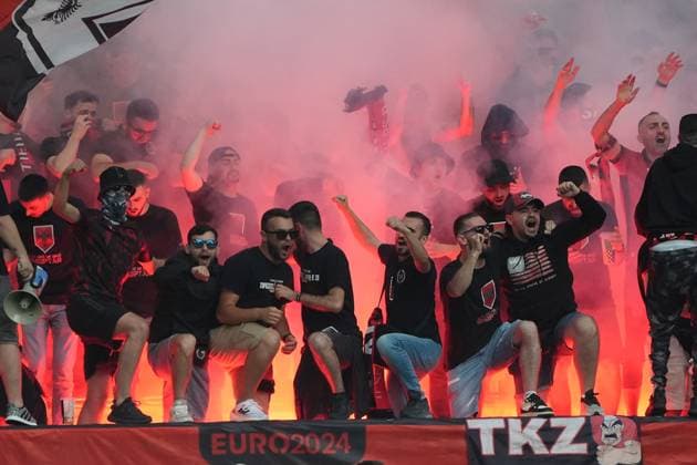 Albanische Fans zünden Bengalos im Block - Düsseldorf 24.06.2024: Spanien vs. Albanien, EURO2024 M27, Gruppe B, EM-Arena Düsseldorf