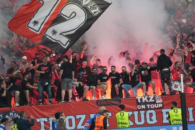 Albanische Fans zünden Bengalos im Block - Düsseldorf 24.06.2024: Spanien vs. Albanien, EURO2024 M27, Gruppe B, EM-Arena Düsseldorf
