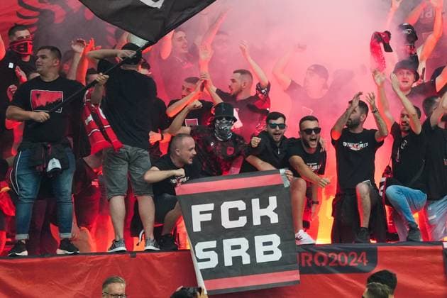 Albanische Fans zünden Bengalos im Block und rollen ein FCK SRB Plakat gegen Serbien aus - Düsseldorf 24.06.2024: Spanien vs. Albanien, EURO2024 M27, Gruppe B, EM-Arena Düsseldorf