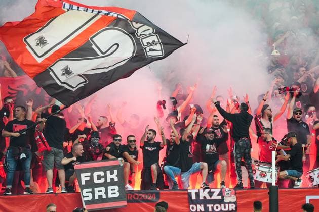 Albanische Fans zünden Bengalos im Block und rollen ein FCK SRB Plakat gegen Serbien aus - Düsseldorf 24.06.2024: Spanien vs. Albanien, EURO2024 M27, Gruppe B, EM-Arena Düsseldorf