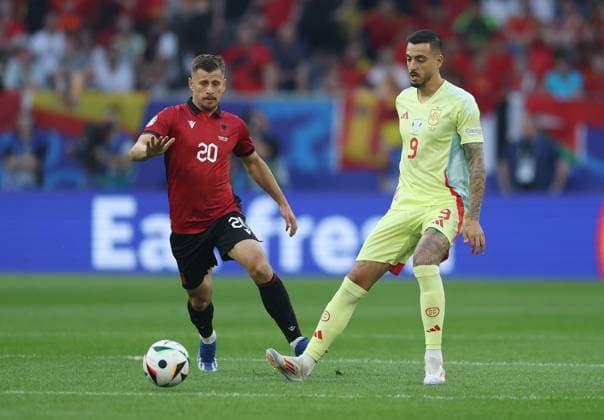 Joselu of Spain passes the ball whilst under pressure from Ylber Ramadani of Albania Albania v Spain, UEFA European Championship, EM, Europameisterschaft 2024, Group B, Football, Dusseldorf Arena, Dusseldorf, Germany, 24 Jun 2024 EDITORIAL USE ONLY No use with unauthorised audio, video, data, fixture lists, club league logos or live services. Online in-match use limited to 120 images, no video emulation. No use in betting, games or single club league player publications. Copyright: xPaulxCurrie Shutterstockx 14551058ao