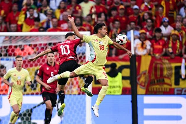 DUSSELDORF - (l-r) Nedim Bajrami of Albania, Martin Zubimendi of Spain during the UEFA EURO, EM, Europameisterschaft,Fussball 2024 group B match between Albania and Spain at the Dusseldorf Arena on June 24, 2024 in Dusseldorf, Germany. ANP Hollandse Hoogte UEFA EURO 2024 2024 xVIxANPxSportx xGerritxvanxKeulenxIVx 501971714 originalFilename: 501971714.jpg