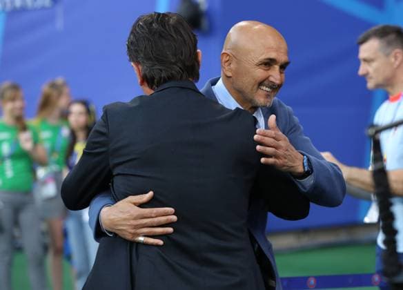 24.06.2024, xtgx, Fussball EM 2024, Kroatien - Italien emspor, v.l. Trainer Coach Zlatko Vlasic (Kroatien Croatia) umarmung Trainer Head Coach Luciano Spalletti (Italien) (UEFA REGULATIONS PROHIBIT ANY USE OF PHOTOGRAPHS as IMAGE SEQUENCES and or QUASI-VIDEO) Leipzig