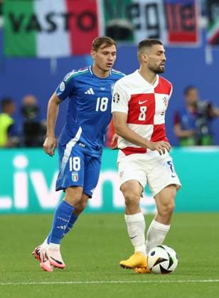 24.06.2024, xtgx, Fussball EM 2024, Kroatien - Italien emspor, v.l. Nicolo Barella (Italien), Mateo Kovacic (Kroatien Croatia) (UEFA REGULATIONS PROHIBIT ANY USE OF PHOTOGRAPHS as IMAGE SEQUENCES and or QUASI-VIDEO) Leipzig