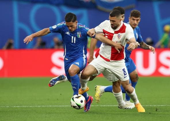 24.06.2024, xtgx, Fussball EM 2024, Kroatien - Italien emspor, v.l. Giacomo Raspadori (Italien), Mateo Kovacic (Kroatien Croatia) (UEFA REGULATIONS PROHIBIT ANY USE OF PHOTOGRAPHS as IMAGE SEQUENCES and or QUASI-VIDEO) Leipzig