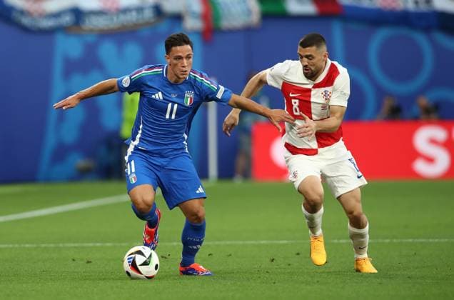 24.06.2024, xtgx, Fussball EM 2024, Kroatien - Italien emspor, v.l. Giacomo Raspadori (Italien), Mateo Kovacic (Kroatien Croatia) (UEFA REGULATIONS PROHIBIT ANY USE OF PHOTOGRAPHS as IMAGE SEQUENCES and or QUASI-VIDEO) Leipzig