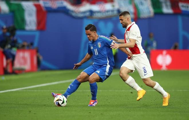 24.06.2024, xtgx, Fussball EM 2024, Kroatien - Italien emspor, v.l. Giacomo Raspadori (Italien), Mateo Kovacic (Kroatien Croatia) (UEFA REGULATIONS PROHIBIT ANY USE OF PHOTOGRAPHS as IMAGE SEQUENCES and or QUASI-VIDEO) Leipzig