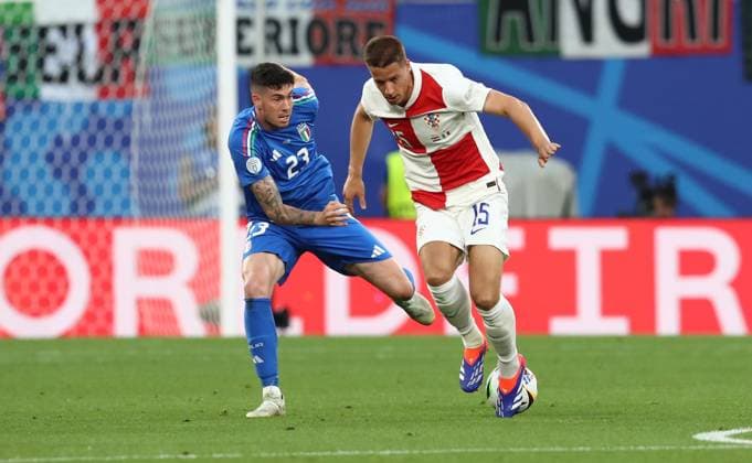 24.06.2024, xtgx, Fussball EM 2024, Kroatien - Italien emspor, v.l. Alessandro Bastoni (Italien), Marko Rog (Kroatien Croatia) (UEFA REGULATIONS PROHIBIT ANY USE OF PHOTOGRAPHS as IMAGE SEQUENCES and or QUASI-VIDEO) Leipzig