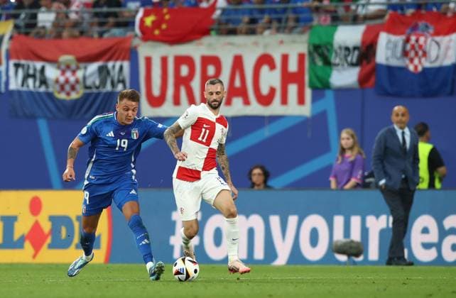 24.06.2024, xtgx, Fussball EM 2024, Kroatien - Italien emspor, v.l. Mateo Retegui (Italien) Marceloa Brozovic (Kroatien Croatia) (UEFA REGULATIONS PROHIBIT ANY USE OF PHOTOGRAPHS as IMAGE SEQUENCES and or QUASI-VIDEO) Leipzig