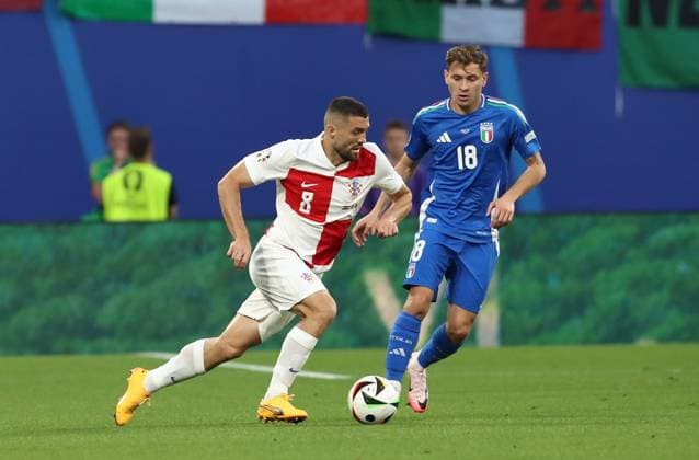 24.06.2024, xtgx, Fussball EM 2024, Kroatien - Italien emspor, v.l. Mateo Kovacic (Kroatien Croatia), Nicolo Barella (Italien) (UEFA REGULATIONS PROHIBIT ANY USE OF PHOTOGRAPHS as IMAGE SEQUENCES and or QUASI-VIDEO) Leipzig