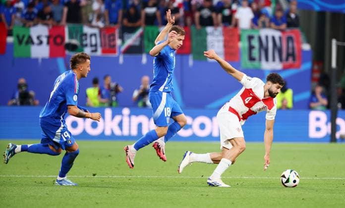 Kroatien - Italien UEFA EURO, EM, Europameisterschaft,Fussball 2024 Leipzig, 24.06.2024, Leipzig Stadium, Fußball, UEFA EURO 2024 Germany , Gruppe B, Vorrunde , Kroatien CRO vs. Italien ITA , Im Bild von links: Mateo Retegui (19, ITA), Nicolo Barella (21, ITA), Josko Gvardiol (4, Kroatien). , Nur für journalistische Zwecke. Only for editorial use! , UEFA Êregulations prohibit any use of photographs as image sequences and or quasi-video. ,