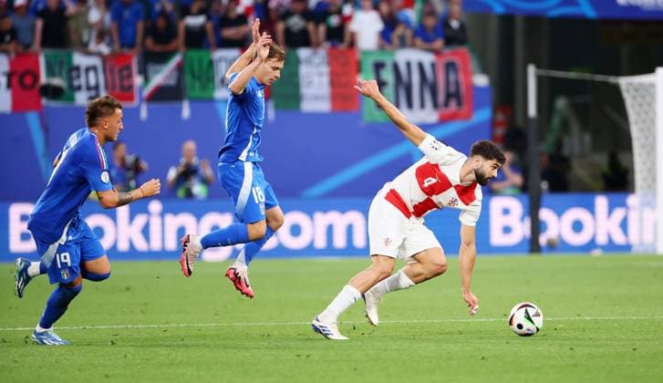 Kroatien - Italien UEFA EURO, EM, Europameisterschaft,Fussball 2024 Leipzig, 24.06.2024, Leipzig Stadium, Fußball, UEFA EURO 2024 Germany , Gruppe B, Vorrunde , Kroatien CRO vs. Italien ITA , Im Bild von links: Mateo Retegui (19, ITA), Nicolo Barella (21, ITA), Josko Gvardiol (4, Kroatien). , Nur für journalistische Zwecke. Only for editorial use! , UEFA Êregulations prohibit any use of photographs as image sequences and or quasi-video. ,