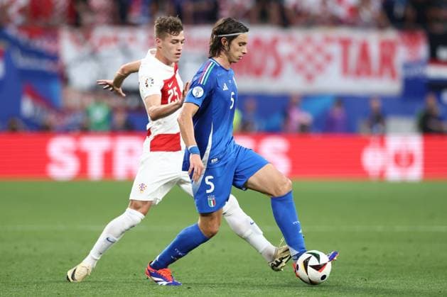 Riccardo Calafiori of Italy and Luka Sucic of Croatia Croatia v Italy, UEFA European Championship, EM, Europameisterschaft 2024, Group B, Football, Leipzig Stadium, Leipzig, Germany, 24 Jun 2024 EDITORIAL USE ONLY No use with unauthorised audio, video, data, fixture lists, club league logos or live services. Online in-match use limited to 120 images, no video emulation. No use in betting, games or single club league player publications. Copyright: xMattxWest Shutterstockx 14551036av