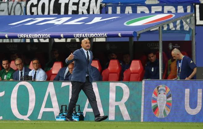 24.06.2024, xtgx, Fussball EM 2024, Kroatien - Italien emspor, v.l. Trainer Head Coach Luciano Spalletti (Italien) gibt Anweisungen, gestikuliert, mit den Armen gestikulieren gives instructions, gesticulate (UEFA REGULATIONS PROHIBIT ANY USE OF PHOTOGRAPHS as IMAGE SEQUENCES and or QUASI-VIDEO) Leipzig