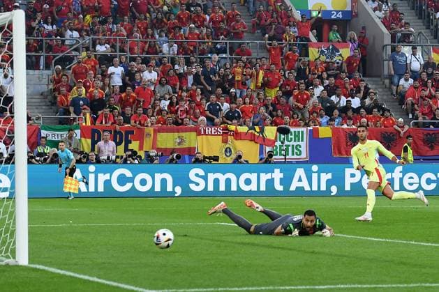 Sport Bilder des Tages Fußball UEFA EURO, EM, Europameisterschaft,Fussball 2024 Gruppenphase 3. Spieltag Albanien - Spanien am 24.06.2024 in der Düsseldorf Arena in Düsseldorf Torschuss Tor zum 0:1 durch Ferran Torres ( Spanien )
