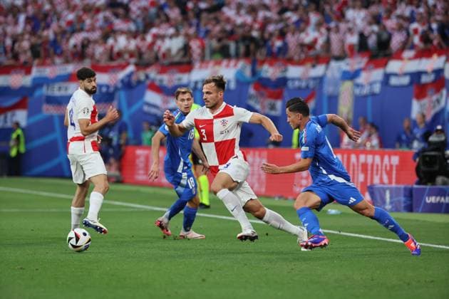 Kroatien - Italien UEFA EURO, EM, Europameisterschaft,Fussball 2024 Leipzig, 24.06.2024, Leipzig Stadium, UEFA EURO 2024 Germany, Gr. F Vorrunde , Kroatien (CRO) vs. ITALIEN (ITA) , Im Bild v.l.: Marin Pongracic (3, Kroatien) und Giacomo Raspadori (11, ITA) ,
