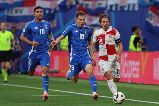 Kroatien - Italien UEFA EURO, EM, Europameisterschaft,Fussball 2024 Leipzig, 24.06.2024, Leipzig Stadium, UEFA EURO 2024 Germany, Gr. F Vorrunde , Kroatien (CRO) vs. ITALIEN (ITA) , Im Bild v.l.: Nicolo Barella (21, ITA) und Luka Modric (10, Kroatien) ,