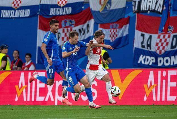 Fussball, Herren, Saison 2023 24, UEFA EURO, EM, Europameisterschaft,Fussball 2024, Gruppe B (3. Spieltag) in Leipzig, Kroatien - Italien, v. l. Lorenzo Pellegrini (Italien), Nicolo Barella (Italien), Luka Modric (Kroatien), 24.06. 2024, Copyright: xMatthiasxKochx