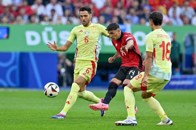 240624 EURO2024 ALBANIA VS SPAIN Mikel Merino (6) of Spain and Martin Zubimendi (18) of Spain defending on Qazim Laci (14) of Albania during a soccer game between the national teams of Albania and Spain on the third matchday in Group B in the group stage of the UEFA EURO, EM, Europameisterschaft,Fussball 2024 tournament , on Monday 24 June 2024 in Dusseldorf , Germany . PHOTO SPORTPIX David Catry Dusseldorf GERMANY  Copyright: xx 468712