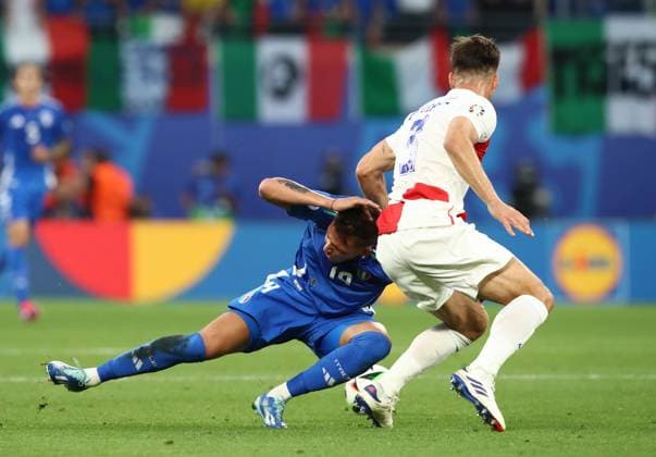 24.06.2024, xtgx, Fussball EM 2024, Kroatien - Italien emspor, v.l. Martin Pongracic (Kroatien Croatia), Mateo Retegui (Italien) Zweikampf, battles for the Ball (UEFA REGULATIONS PROHIBIT ANY USE OF PHOTOGRAPHS as IMAGE SEQUENCES and or QUASI-VIDEO) Leipzig