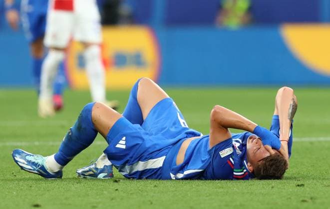 24.06.2024, xtgx, Fussball EM 2024, Kroatien - Italien emspor, v.l. Mateo Retegui (Italien) verletzt, Verletzung, (UEFA REGULATIONS PROHIBIT ANY USE OF PHOTOGRAPHS as IMAGE SEQUENCES and or QUASI-VIDEO) Leipzig