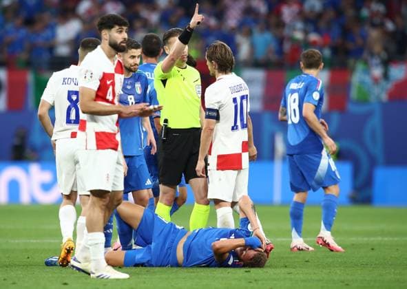 24.06.2024, xtgx, Fussball EM 2024, Kroatien - Italien emspor, v.l. Schiedsrichter Danny Makkelie (Niederlande) Luka Modric (Kroatien Croatia), Mateo Retegui (Italien) verletzt, Verletzung, (UEFA REGULATIONS PROHIBIT ANY USE OF PHOTOGRAPHS as IMAGE SEQUENCES and or QUASI-VIDEO) Leipzig