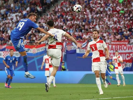 24.06.2024, xtgx, Fussball EM 2024, Kroatien - Italien emspor, v.l. Mateo Retegui (Italien), Josko Gvardiol (Kroatien Croatia) (UEFA REGULATIONS PROHIBIT ANY USE OF PHOTOGRAPHS as IMAGE SEQUENCES and or QUASI-VIDEO) Leipzig