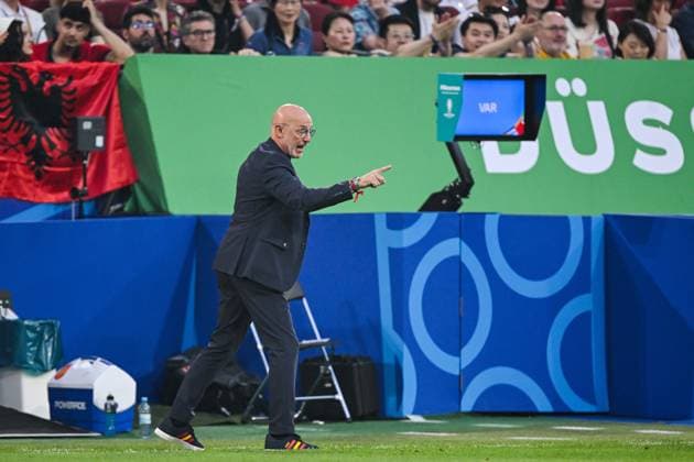 DUSSELDORF - Spain coach Luis de la Fuente during the UEFA EURO, EM, Europameisterschaft,Fussball 2024 group B match between Albania and Spain at the Dusseldorf Arena on June 24, 2024 in Dusseldorf, Germany. ANP Hollandse Hoogte UEFA EURO 2024 2024 xVIxANPxSportx xGerritxvanxKeulenxIVx 501972804 originalFilename: 501972804.jpg