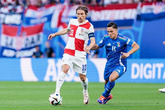 UEFA EURO, EM, Europameisterschaft,Fussball 2024: Kroatien - Italien; 24.06.2024 Zweikampf Luka Modric (Kroatien, 10), Giacomo Raspadori (Italien, 11) UEFA EURO 2024: Kroatien - Italien; Leipzig Stadium, Leipzig am 24.06.2024 Copyright: xBEAUTIFULxSPORTS Wunderlx