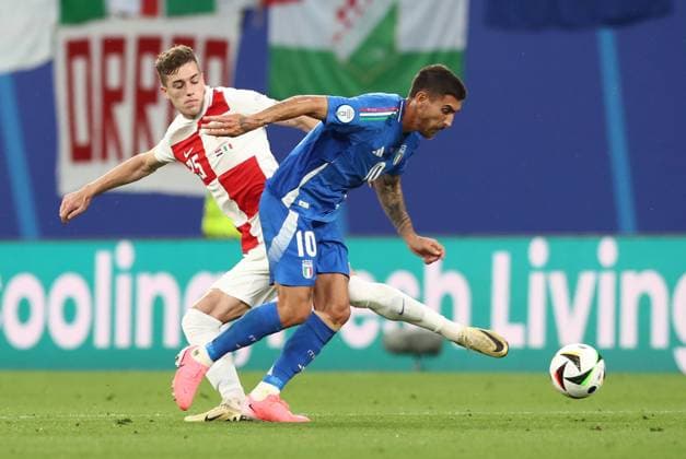 24.06.2024, xtgx, Fussball EM 2024, Kroatien - Italien emspor, v.l. Luka Sucic (Kroatien Croatia), Lorenzo Pellegrini (Italien) (UEFA REGULATIONS PROHIBIT ANY USE OF PHOTOGRAPHS as IMAGE SEQUENCES and or QUASI-VIDEO) Leipzig