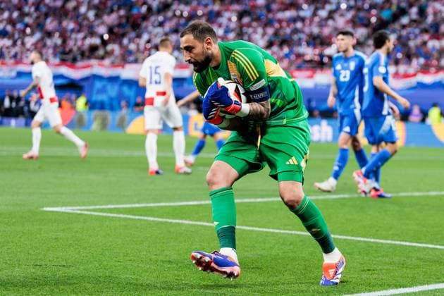 UEFA EURO, EM, Europameisterschaft,Fussball 2024: Kroatien - Italien; 24.06.2024 Gianluigi Donnarumma (Italien, 1) hält einen Torschuss UEFA EURO 2024: Kroatien - Italien; Leipzig Stadium, Leipzig am 24.06.2024 Copyright: xBEAUTIFULxSPORTS Wunderlx