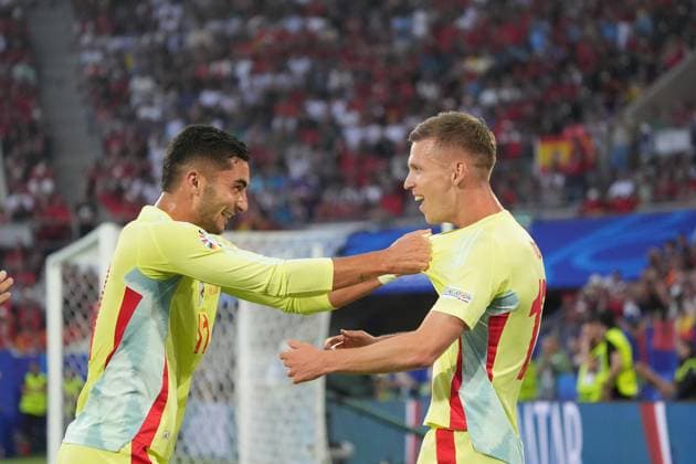 celebrate the goal, Torjubel zum 1:0 Ferran Torres (Spanien Spain, 11) mit Dani Olmo (Spanien Spain, 10) - Düsseldorf 24.06.2024: Spanien vs. Albanien, EURO2024 M27, Gruppe B, EM-Arena Düsseldorf