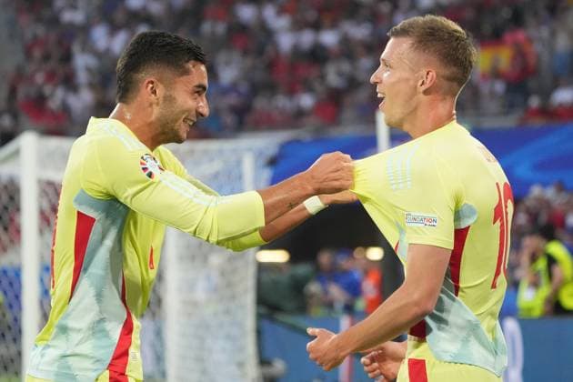 celebrate the goal, Torjubel zum 1:0 Ferran Torres (Spanien Spain, 11) mit Dani Olmo (Spanien Spain, 10) - Düsseldorf 24.06.2024: Spanien vs. Albanien, EURO2024 M27, Gruppe B, EM-Arena Düsseldorf