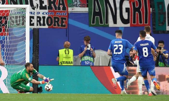 24.06.2024, xtgx, Fussball EM 2024, Kroatien - Italien emspor, v.l. Gianluigi Donnaruma (Italien), Martin Pongracic (Kroatien Croatia), Alessandro Bastoni (Italien), Jorge Luiz Frelle Filho Jorginho (Italien) (UEFA REGULATIONS PROHIBIT ANY USE OF PHOTOGRAPHS as IMAGE SEQUENCES and or QUASI-VIDEO) Leipzig