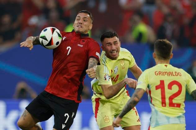 Albania s Rey Manaj (L) in action against Spain Aymeric Laporte (C) during the UEFA EURO, EM, Europameisterschaft,Fussball 2024 group B soccer match between Albania and Spain, in Dusseldorf, Germany, 24 June 2024. UEFA EURO 2024 - Group B: Albania vs. Spain !ACHTUNG: NUR REDAKTIONELLE NUTZUNG!  Copyright: xAlbertoxEstévezx GRAF6604 20240624-55013965112_1