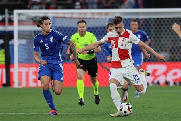 Kroatien - Italien UEFA EURO, EM, Europameisterschaft,Fussball 2024 Leipzig, 24.06.2024, Leipzig Stadium, UEFA EURO 2024 Germany, Gr. F Vorrunde , Kroatien (CRO) vs. ITALIEN (ITA) , Im Bild v.l.: Riccardo Calafiori (ITA) und Luka Sucic (25, Kroatien) ,