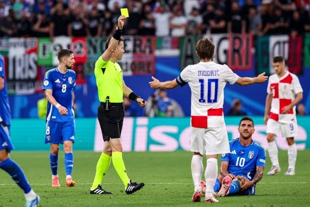 2024-06-24 Croatia v Italy - Group B - UEFA EURO, EM, Europameisterschaft,Fussball 2024 LEIPZIG, GERMANY - JUNE 24: Referee Danny Desmond Makkelie shows a yellow card to Luka Sucic of Croatia, Luka Modric of Croatia looks surprised, Lorenzo Pellegrini of Italy sitting on the pitch during the Group B - UEFA EURO 2024 match between Croatia and Italy at Red Bull Arena on June 24, 2024 in Leipzig, Germany. (Photo by Peter Lous BSR Agency) Leipzig Germany Content not available for redistribution in The Netherlands directly or indirectly through any third parties. Copyright: xBSRxAgencyx