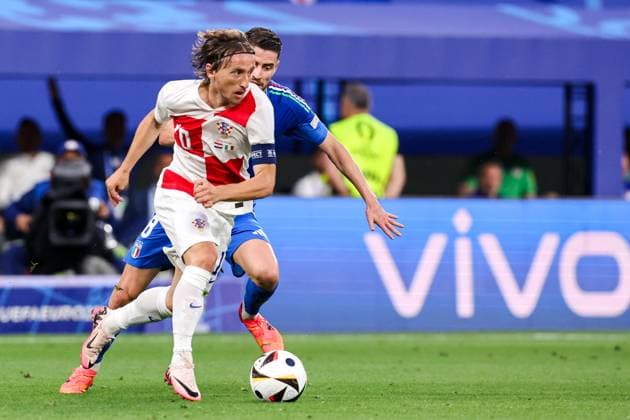 2024-06-24 Croatia v Italy - Group B - UEFA EURO, EM, Europameisterschaft,Fussball 2024 LEIPZIG, GERMANY - JUNE 24: Luka Modric of Croatia battles for possession with Jorge Jorginho Luiz Frello Filho of Italy during the Group B - UEFA EURO 2024 match between Croatia and Italy at Red Bull Arena on June 24, 2024 in Leipzig, Germany. (Photo by Peter Lous BSR Agency) Leipzig Germany Content not available for redistribution in The Netherlands directly or indirectly through any third parties. Copyright: xBSRxAgencyx