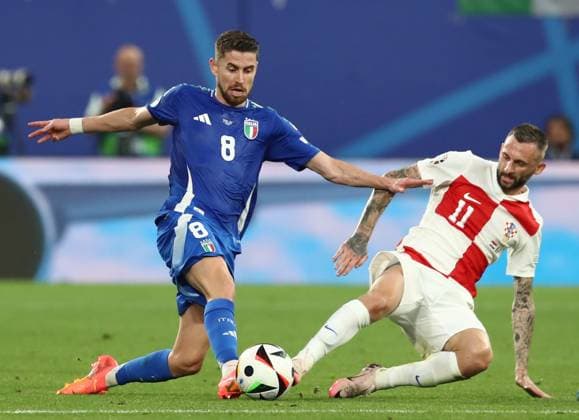 24.06.2024, xtgx, Fussball EM 2024, Kroatien - Italien emspor, v.l. Jorge Luiz Frelle Filho Jorginho (Italien), Marceloa Brozovic (Kroatien Croatia) (UEFA REGULATIONS PROHIBIT ANY USE OF PHOTOGRAPHS as IMAGE SEQUENCES and or QUASI-VIDEO) Leipzig