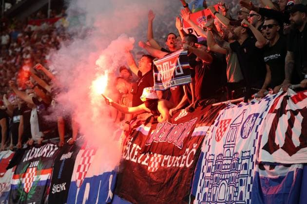 24.06.2024, xtgx, Fussball EM 2024, Kroatien - Italien emspor, v.l. Fans Kroatien Stimmung, Schals, Emotionen Bengalos (UEFA REGULATIONS PROHIBIT ANY USE OF PHOTOGRAPHS as IMAGE SEQUENCES and or QUASI-VIDEO) Leipzig