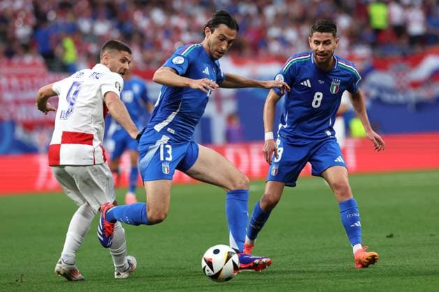 Leipzig: Leipzig, Germany 24.06.2024: Andrej Kramaric of Croatia, Matteo Darmian of Italy during the UEFA EURO, EM, Europameisterschaft,Fussball 2024 Matchday 3, group stage B football match between Croatia vs Italy at Leipzig Stadium. UEFA European Football Championship - UEFA Euro 2024 - Croatia vs Italy  - ZUMAp169 20240624_zsa_p169_182 Copyright: xIPAx