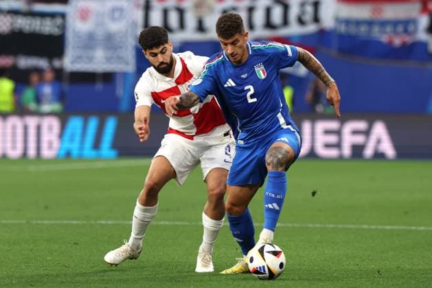 Leipzig: Leipzig, Germany 24.06.2024: Mateo Kovacic of Croatia, Giovanni Di Lorenzo of Italy during the UEFA EURO, EM, Europameisterschaft,Fussball 2024 Matchday 3, group stage B football match between Croatia vs Italy at Leipzig Stadium. UEFA European Football Championship - UEFA Euro 2024 - Croatia vs Italy  - ZUMAp169 20240624_zsa_p169_183 Copyright: xIPAx