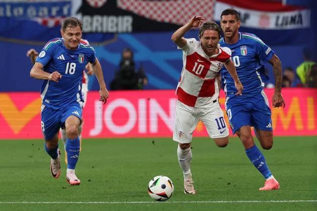 Leipzig: Leipzig, Germany 24.06.2024: Nicolo Barella of Italy, Luca Modric of Croatia, i10 during the UEFA EURO, EM, Europameisterschaft,Fussball 2024 Matchday 3, group stage B football match between Croatia vs Italy at Leipzig Stadium. UEFA European Football Championship - UEFA Euro 2024 - Croatia vs Italy  - ZUMAp169 20240624_zsa_p169_190 Copyright: xIPAx