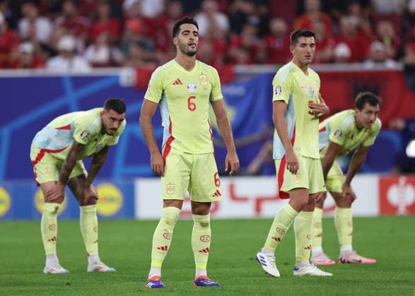 Dusseldorf, Germany, 24th June 2024. Mikel Merino of Spain waits for a corner kick during the UEFA European Championships match at Dusseldorf Arena, Dusseldorf. Picture credit should read: David Klein Sportimage EDITORIAL USE ONLY. No use with unauthorised audio, video, data, fixture lists, club league logos or live services. Online in-match use limited to 120 images, no video emulation. No use in betting, games or single club league player publications. SPI-3204-0074