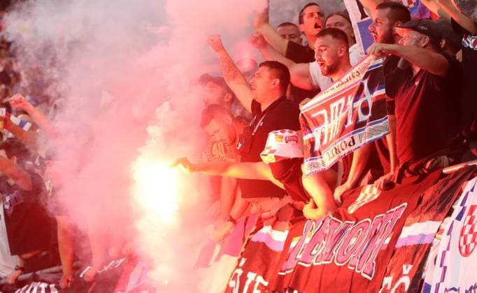 Kroatien - Italien UEFA EURO, EM, Europameisterschaft,Fussball 2024 Leipzig, 24.06.2024, Leipzig Stadium, Fußball, UEFA EURO 2024 Germany , Gruppe B, Vorrunde , Kroatien CRO vs. Italien ITA , Im Bild: Fans von Kroatien zünden Pyrotechnik in ihrem Fanblock. , Nur für journalistische Zwecke. Only for editorial use! , UEFA Êregulations prohibit any use of photographs as image sequences and or quasi-video. ,