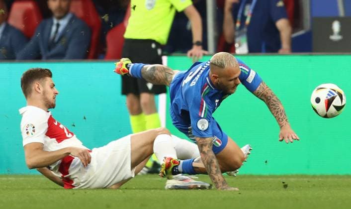 24.06.2024, xtgx, Fussball EM 2024, Kroatien - Italien emspor, v.l. Josip Stanisic (Kroatien Croatia), Federico Dimarco (Italien) (UEFA REGULATIONS PROHIBIT ANY USE OF PHOTOGRAPHS as IMAGE SEQUENCES and or QUASI-VIDEO) Leipzig