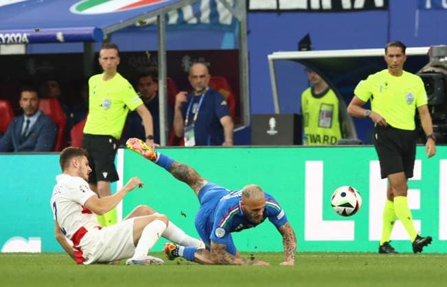 24.06.2024, xtgx, Fussball EM 2024, Kroatien - Italien emspor, v.l. Josip Stanisic (Kroatien Croatia), Federico Dimarco (Italien) (UEFA REGULATIONS PROHIBIT ANY USE OF PHOTOGRAPHS as IMAGE SEQUENCES and or QUASI-VIDEO) Leipzig